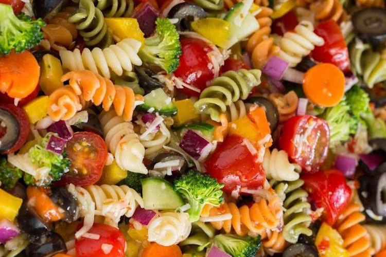 Ensalada de pasta con verduras que nos interese acabar