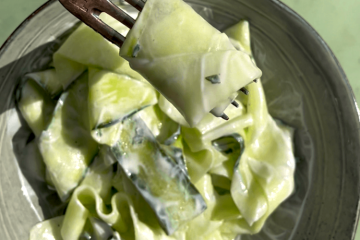Ensalada de pepino y yogur a punto de pasarse de fecha