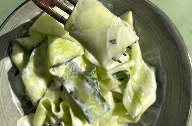 Ensalada de pepino y yogur a punto de pasarse de fecha