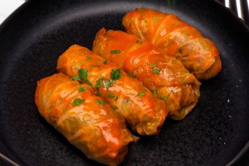 Hojas de col rellenas de carne y arroz