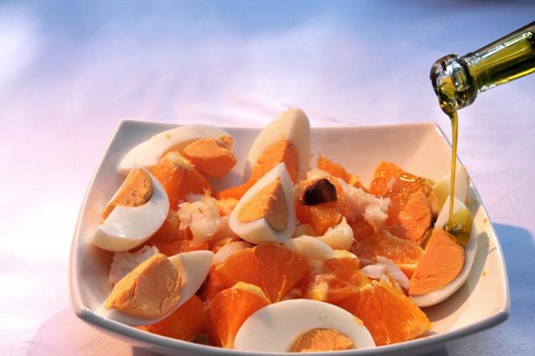 Huevos a punto de pasarse de fecha con naranja y bacalao