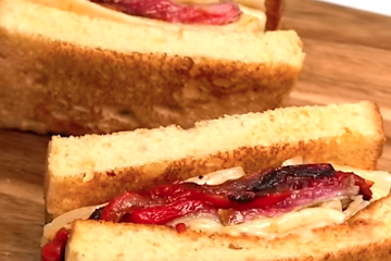 Medios sándwiches de entrecot, pimiento y queso