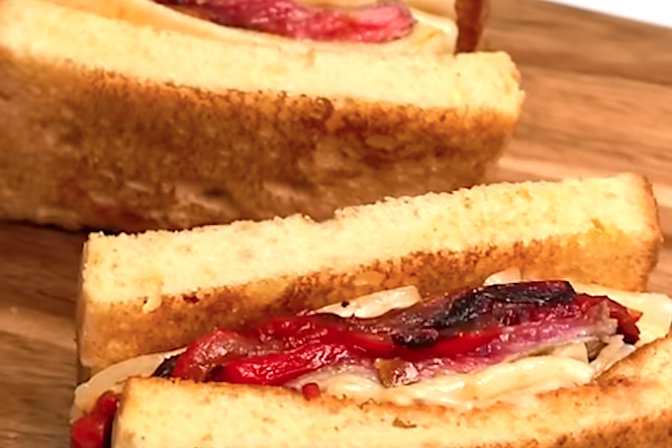 Medios sándwiches de entrecot, pimiento y queso