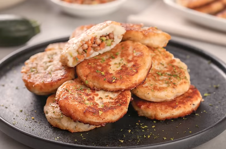 Pastelitos vegetarianos de patata, lentejas y hierbas aromáticas