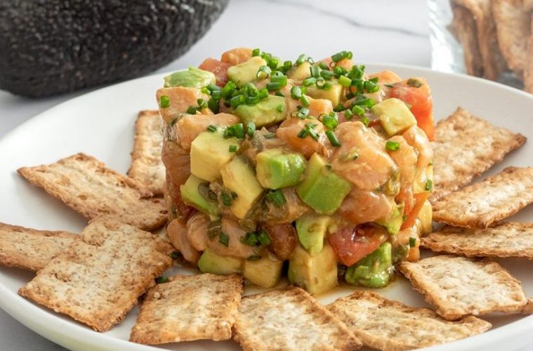 Tartar con aguacate que empieza a madurar