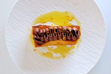 Torrija de brioche infusionada en cítricos con cobertura de cacao
