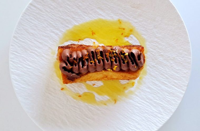 Torrija de brioche infusionada en cítricos con cobertura de cacao