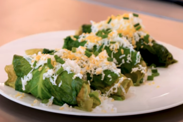 Wraps de lechuga con ensaladilla de pollo, gambas y maíz