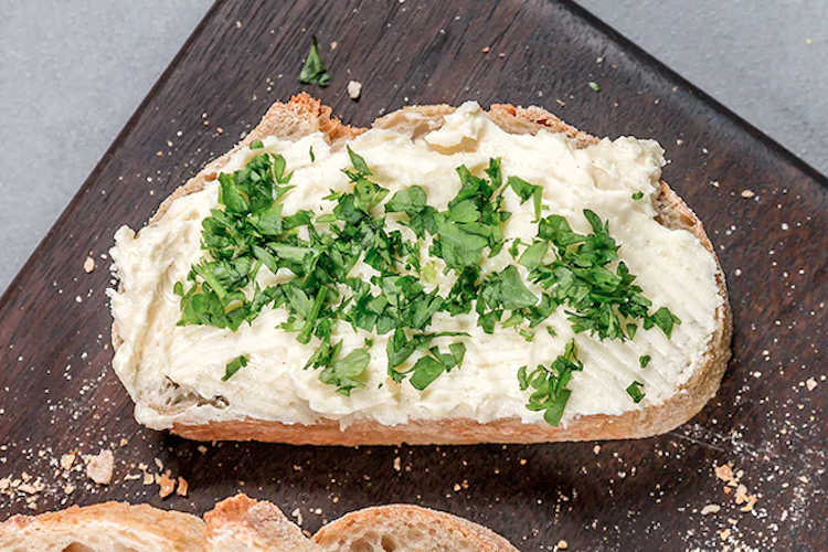 Canapés de queso cremoso casero