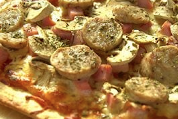 Coca de setas, jamón y butifarra