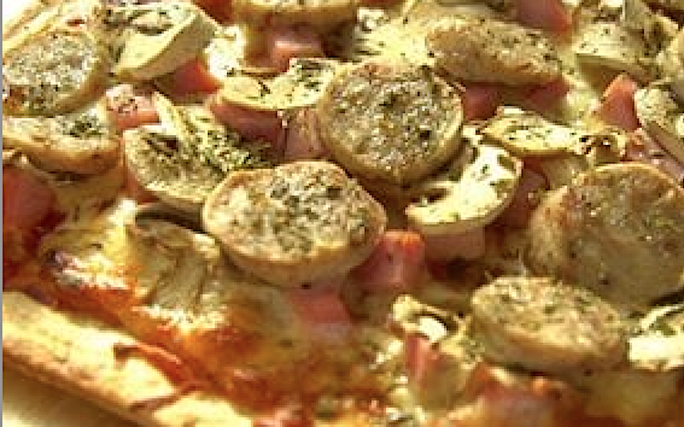 Coca de setas, jamón y butifarra