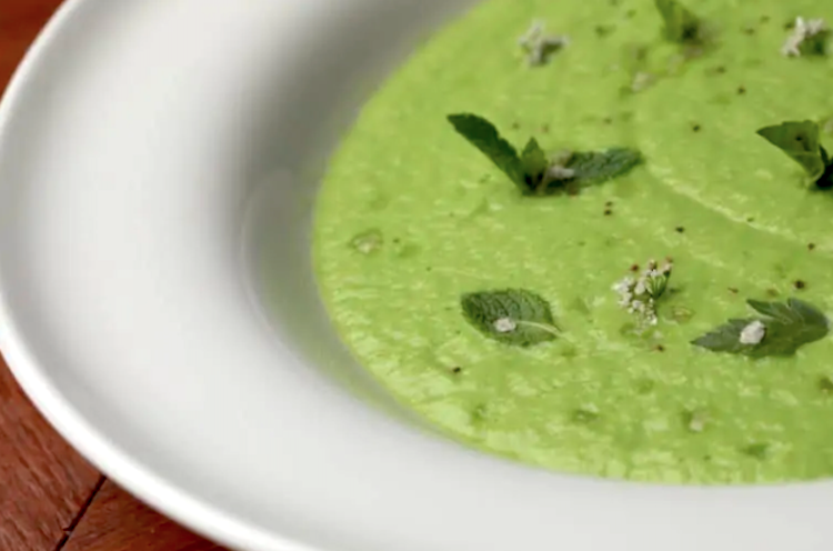 Crema fría de lechuga, patata y nueces