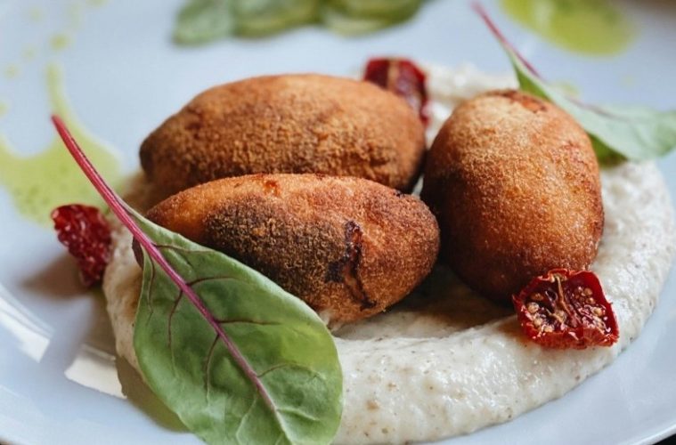 Croquetas de calamar con su tinta
