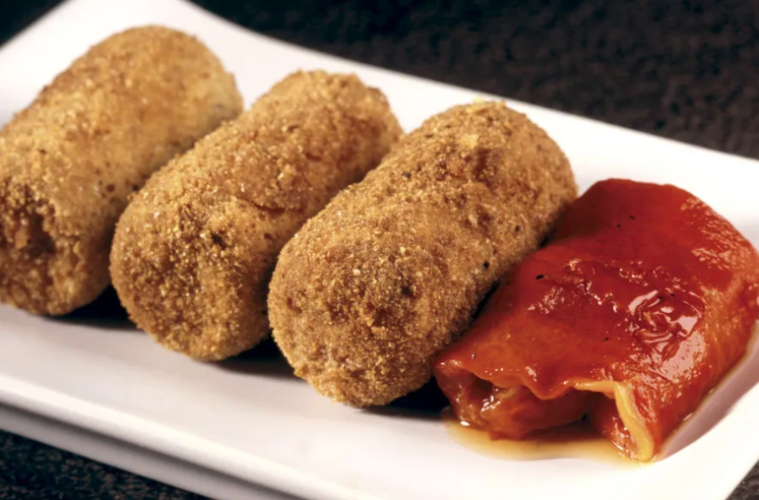 Croquetas de pimientos asados con costra de harina de almendra