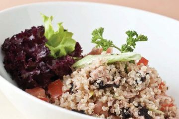 Ensalada de atún con sobras de quinoa de ayer