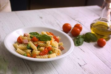 Ensalada de pasta con verduras y restos de fiambre o embutido