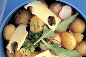 Ensalada de patata cocida sobrante, rabanitos y queso