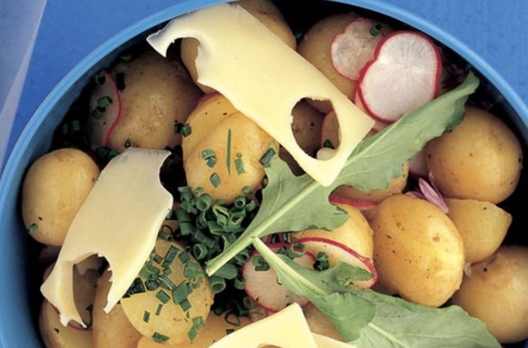 Ensalada de patata cocida sobrante, rabanitos y queso