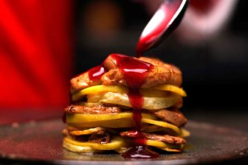 Milhojas de patata, manzana y foie con salsa de vino