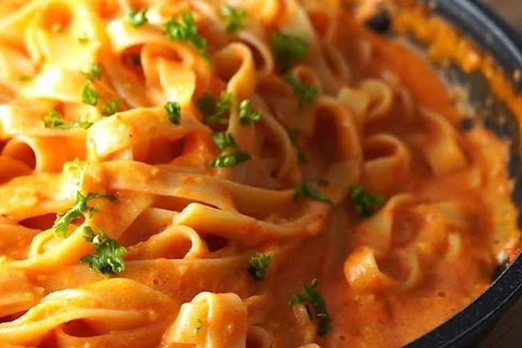 Pasta con crema de pimientos y verduras