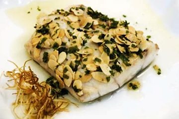 Pescado con costra de almendras olvidadas por el armario