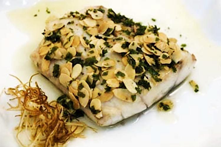 Pescado con costra de almendras olvidadas por el armario