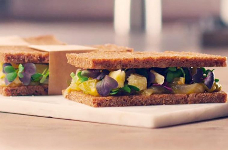 Sandwichitos de queso y chutney de tomate