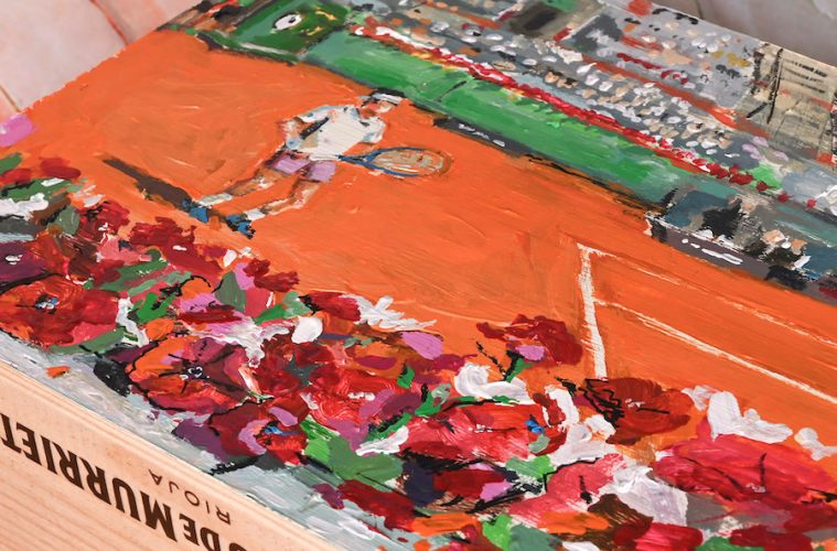 Subasta solidaria de pinturas realizadas sobre cajas de vino