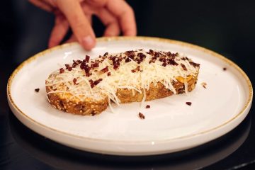 Tosta de salmorejo con queso rallado y cecina