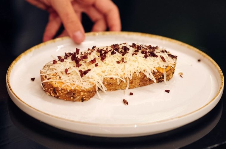 Tosta de salmorejo con queso rallado y cecina