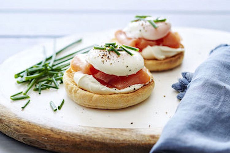 Bagel de salmón, queso crema y huevo poché