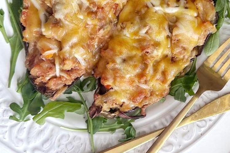 Berenjena rellena de atún y queso gratinado