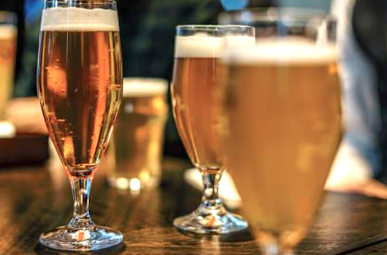 Cada vez bebemos menos cerveza CON y más SIN. Foto Cerveceros de España