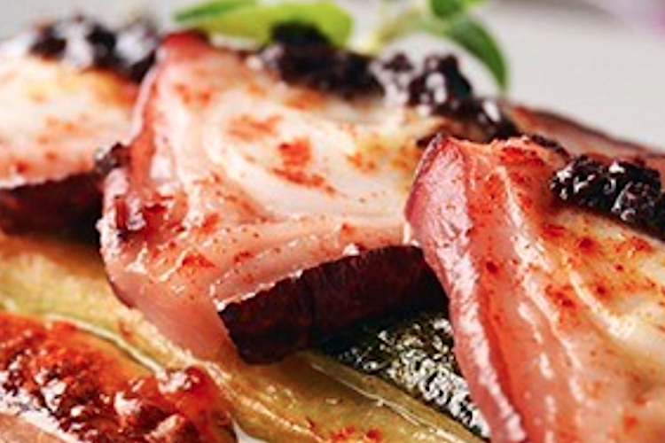 Coca de pulpo y verduras