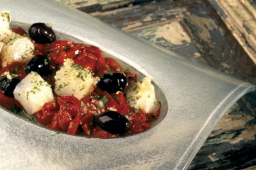 Ensalada de bacalao con pimientos asados y aceitunas negras