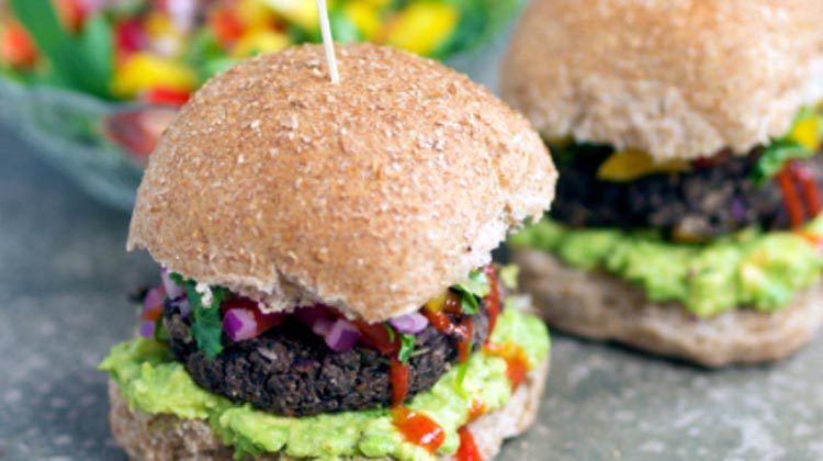 Hamburguesas de alubias negras sobrantes y semillas de lino