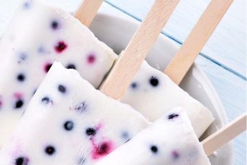 Helado casero con restos de arándanos