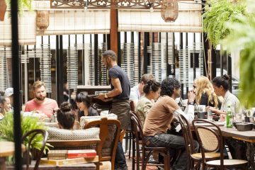 La subida de precios en restauración se mantiene, por cuarto mes, en el 4%