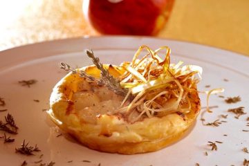 Miniquiches de manzana, cebolla y queso gratinado