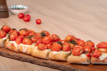 Minitostas de tomatitos cherry asados con queso ahumado