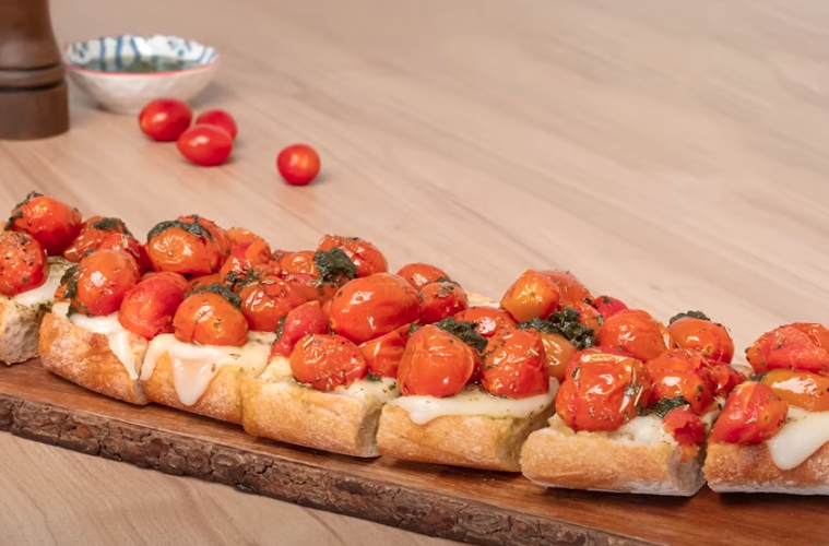 Minitostas de tomatitos cherry asados con queso ahumado
