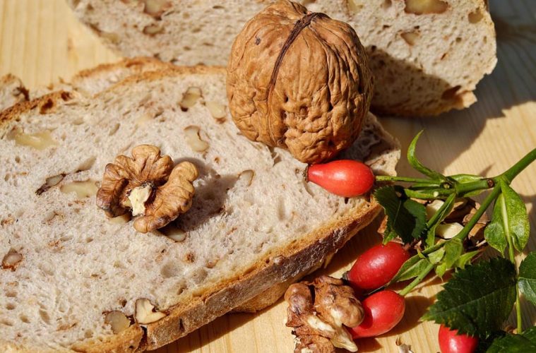 Pan de nueces olvidadas por el armario