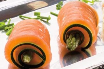 Rollitos de salmón con calabacín y espárragos verdes