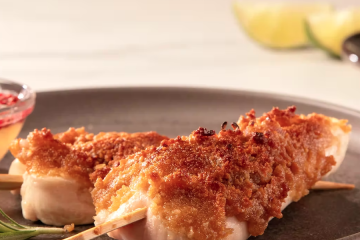 Satay de pollo empanado con harina de almendras