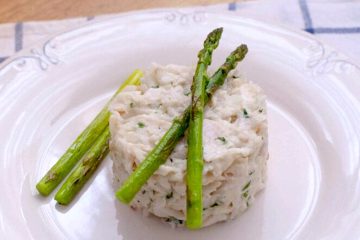 Timbal de merluza con alioli y espárragos verdes