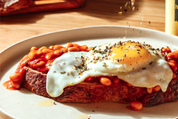 Tostada con las tradicionales baked beans inglesas y huevo