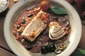 Atún en conserva con tomate y aceitunas