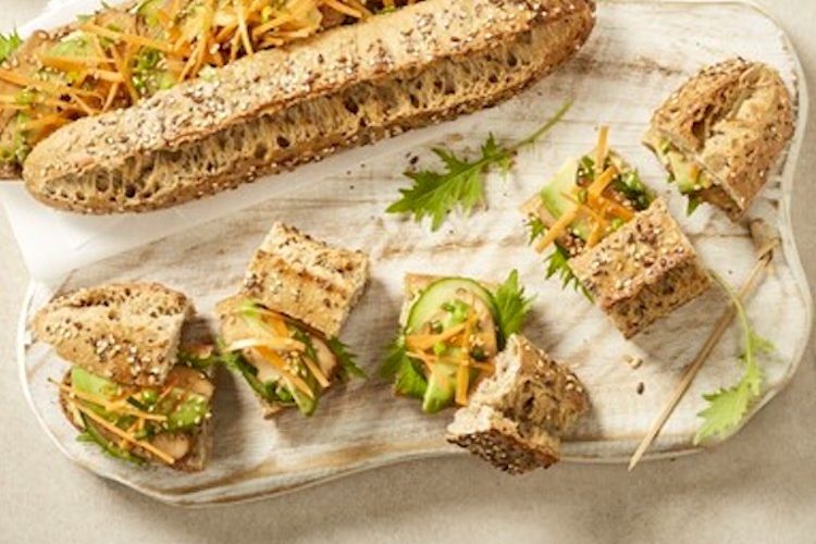 Bocadillitos de pan de semillas y pollo teriyaki