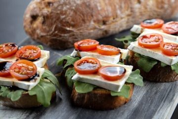 Bruschettas de queso brie y rúcula