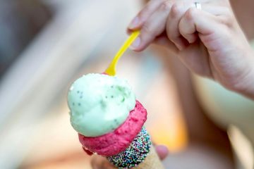 Catador de helados, coctelero, DJ de piscina, algunos de los empleos más singulares del verano